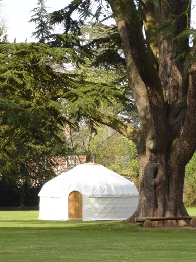 hampton-court-yurt-19-4-07-030 hampton-court-yurt-19-4-07-030